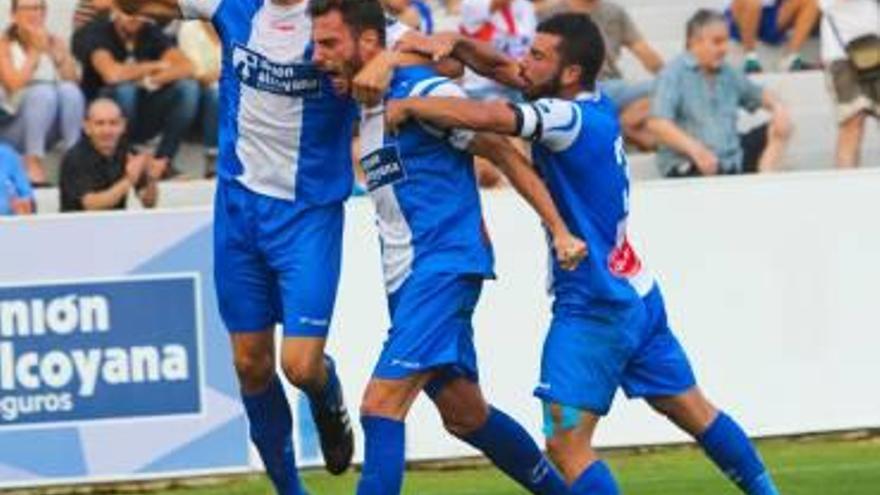 Jony Ñíguez, ayer, celebra uno de sus dos goles junto a Fran Miranda y Jose García.