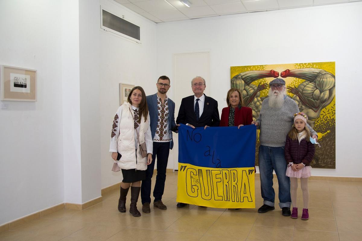 El artista con su familia, Paco Jurado de Aplama, el alcalde Francisco de la Torre y la concejala socialista Begoña Medina, con una bandera de Ucrania.