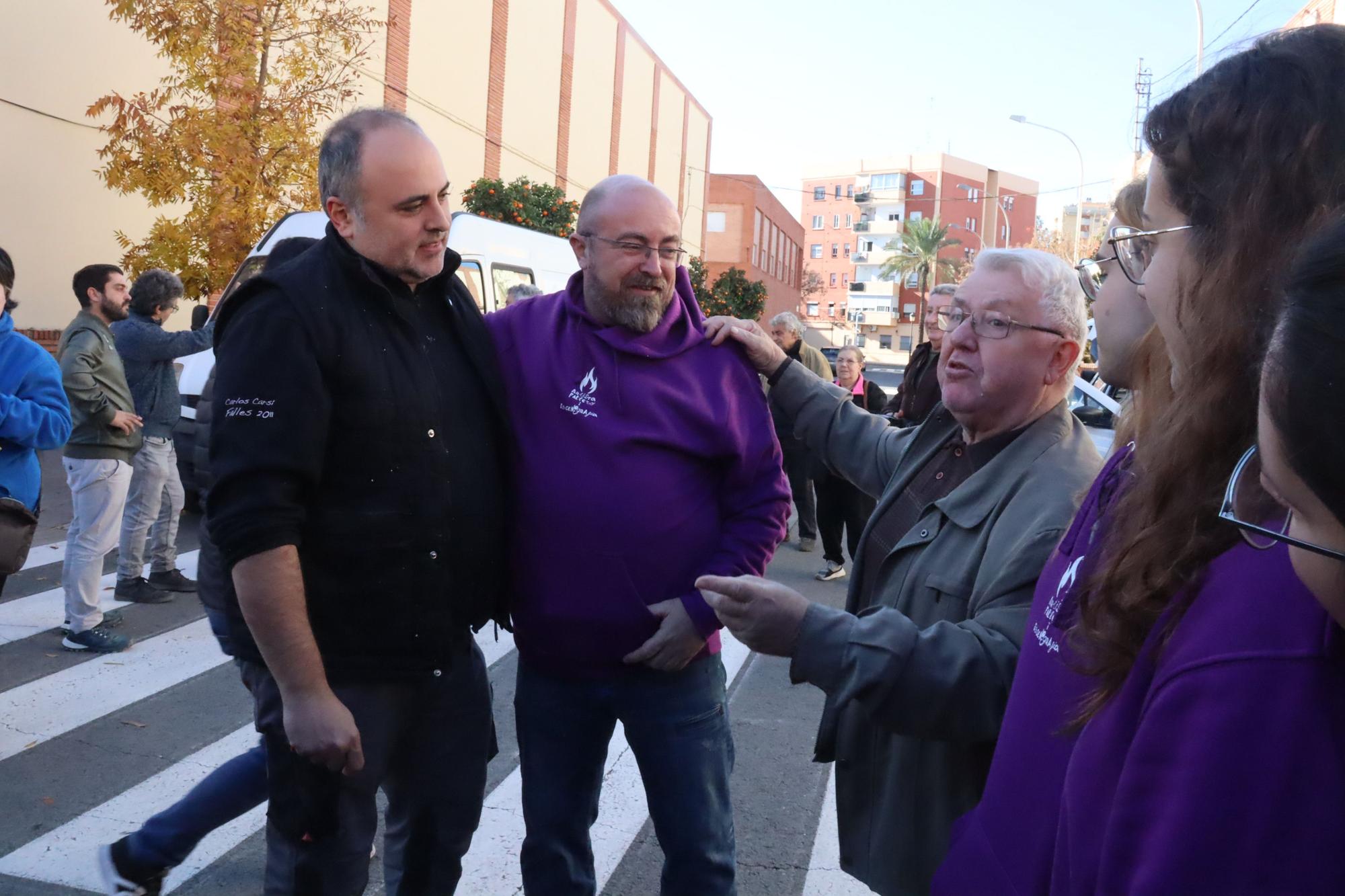 Así ha sido la "plantà" del "Pi de Nadal", la última Falla del año en València