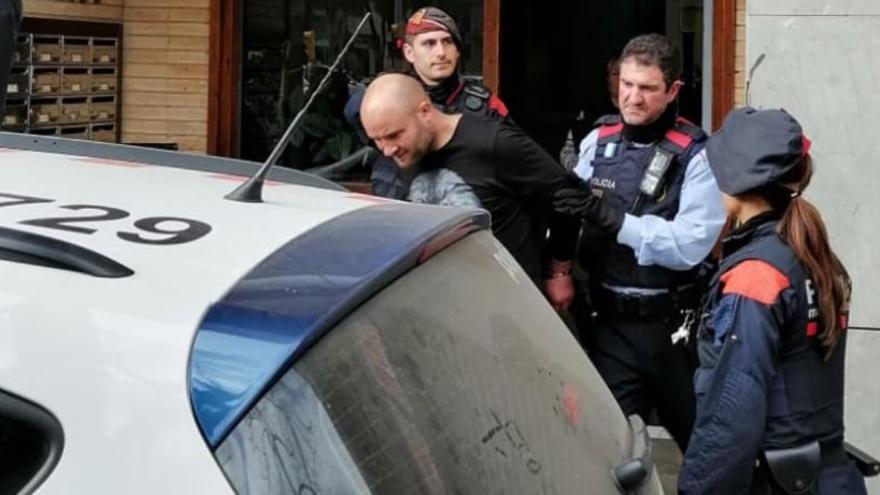 El detingut pel crim, sortint de l&#039;edifici on viu a Girona