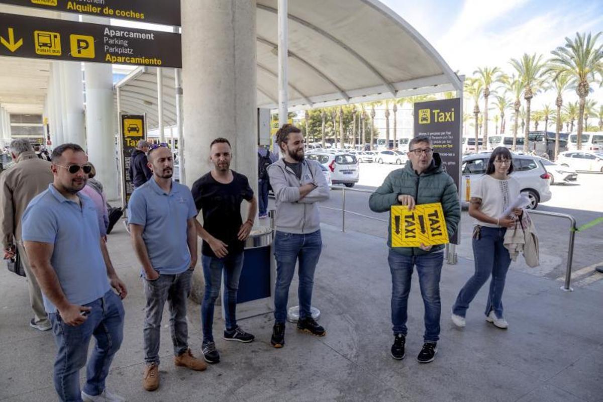 El sector del taxi denuncian la captación irregular de clientes. | DM