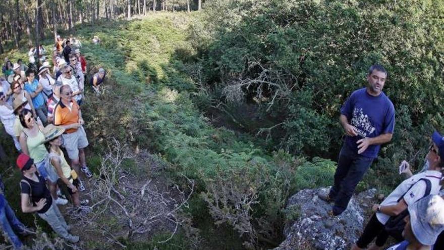 Xosé Lois Vilar explica una de las excavaciones romanas en busca de oro en Vilachán.  // Marta G. Brea