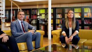 Pedro Sánchez y Miriam Nogueras, portavoz parlamentaria de Junts, el pasado 13 de octubre en el Congreso.