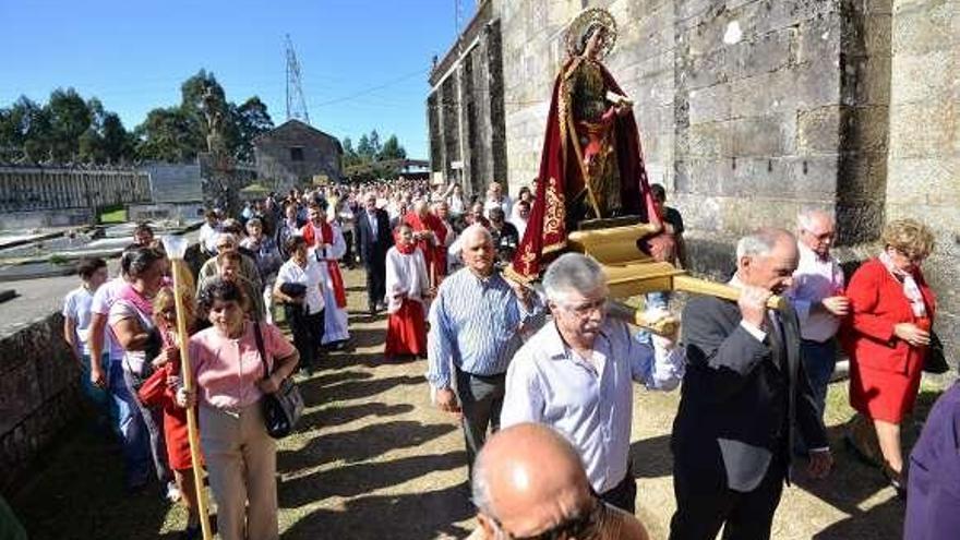 Los fieles cumplen con el ritual de la romería.  // Gustavo Santos