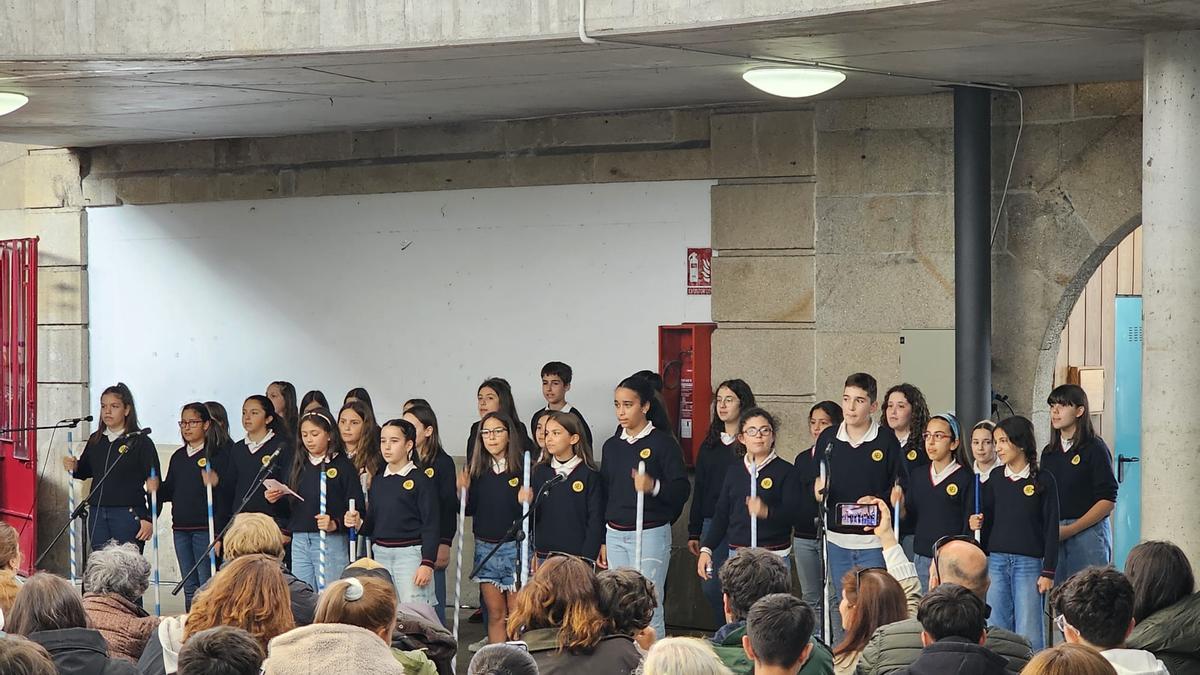 O alumnado do SEI San Narciso de Marín cantou Os Maios o 1 de maio na praza da vila.