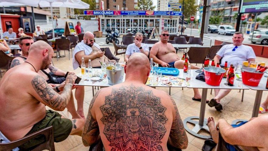 Un grupo de turistas británicos bebe cerveza en una terraza de Benidorm en octubre de 2021. / DAVID REVENGA