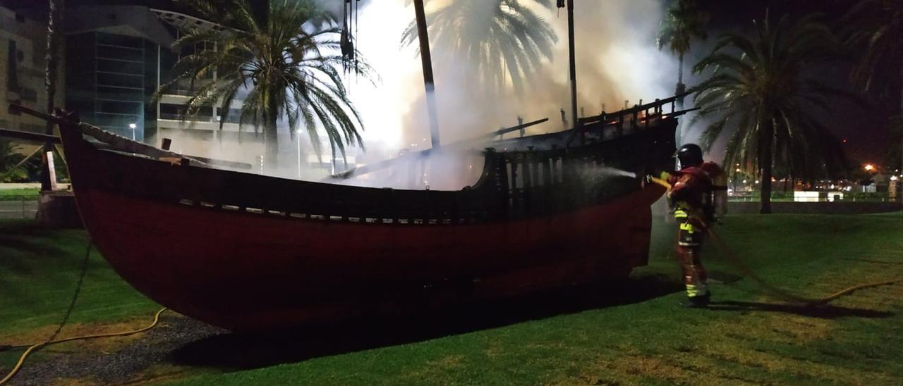 Un bombero apaga las llamas del barco del capitán Etayo en Santa Catalina.