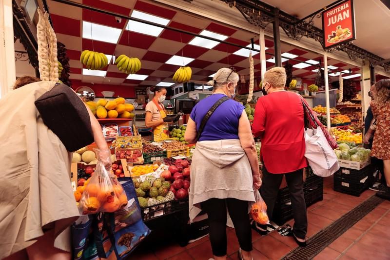 Mercado de Santa Cruz. Compras para la cena de Nochevieja