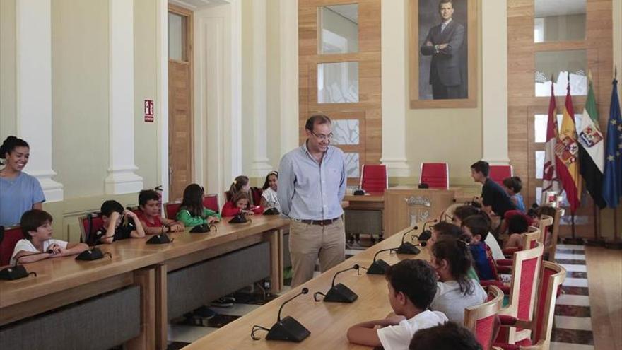 Una treintena de niños plantea sus cuestiones en el ayuntamiento