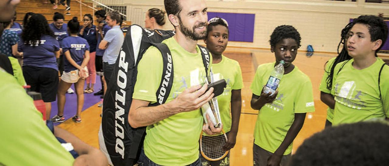 Iago Cornes, con alumnos del proyecto Urban Squash Cleveland.