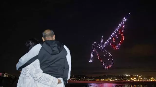 VÍDEO: Así fue el espéctaculo de drones que ilumino la noche gijonesa