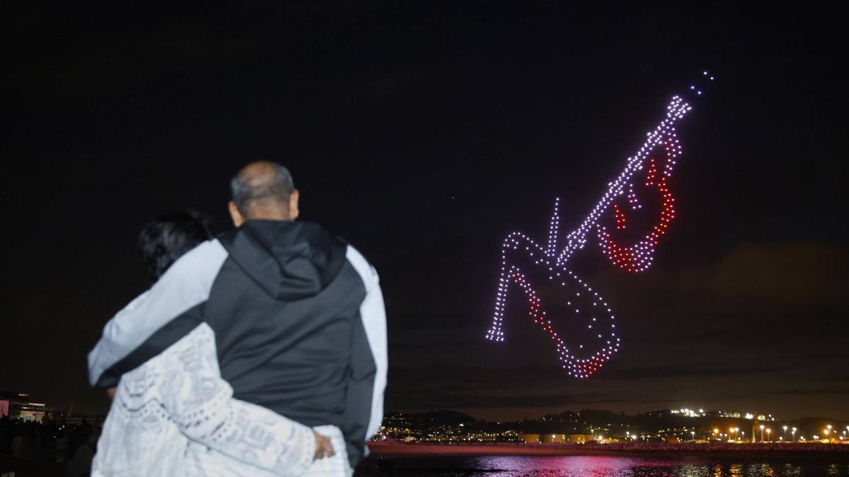 VÍDEO: Así fue el espéctaculo de drones que ilumino la noche gijonesa