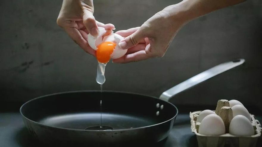 Solo necesitas un ingrediente para evitar que el aceite te salpique cuando cocinas