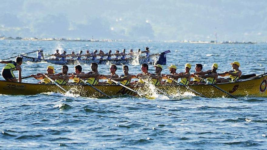 Un instante de una regata de traineras en Vilaxoán, correspondiente al campeonato gallego. // Iñaki Abella