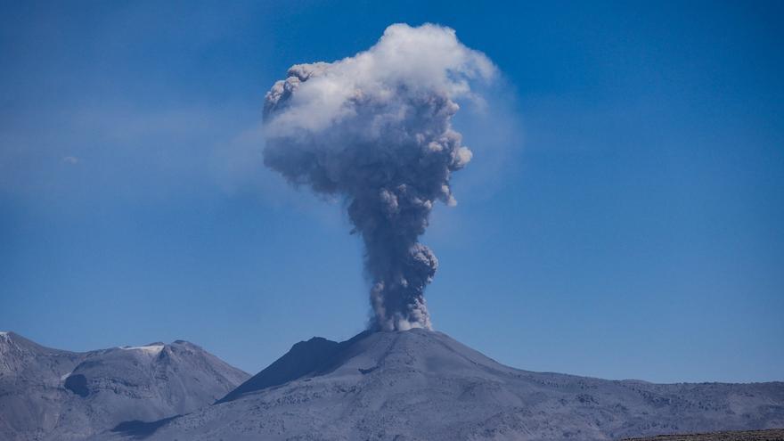 Los volcanes emiten tres veces más CO2 del que se creía, según una investigación