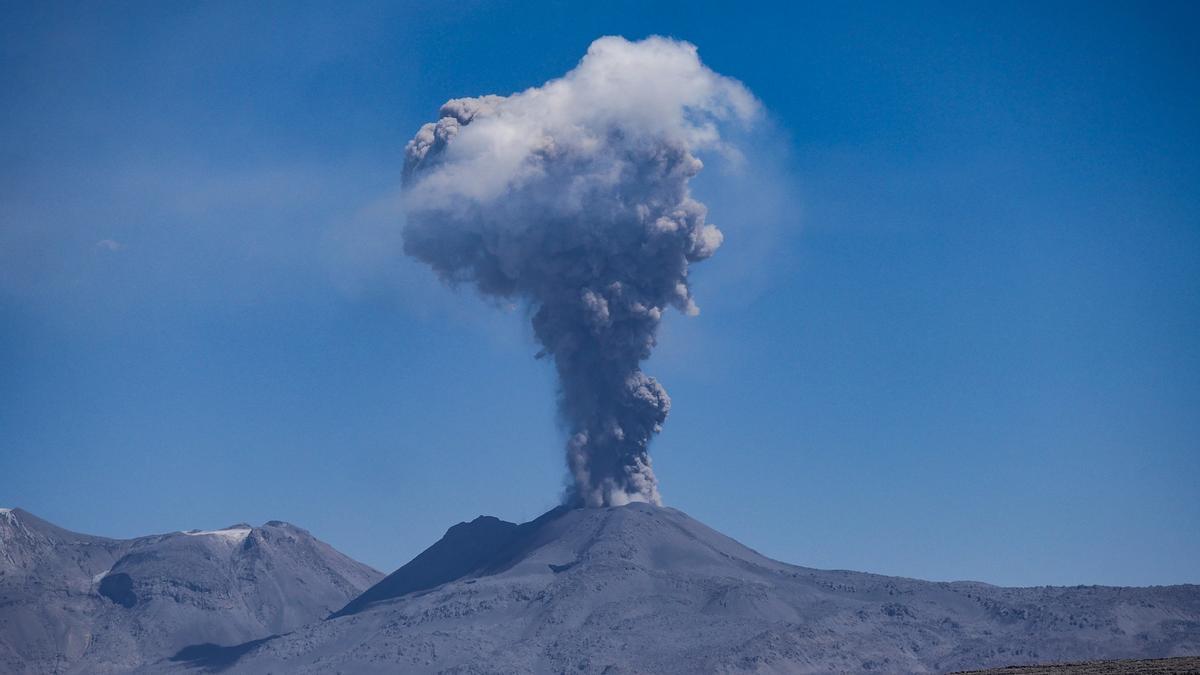 Volcán en plena erupción