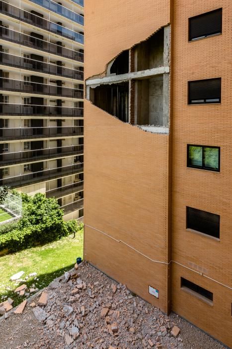 El desprendimiento, que ha afectado a la pared trasera del inmueble, no ha causado heridos aunque ha conmocionado a los vecinos de la finca