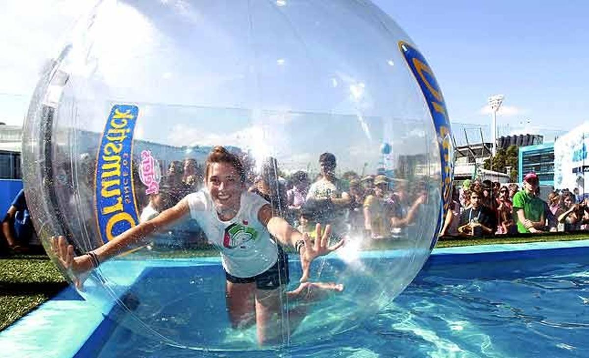 La tennista alemanya Andrea Petkovic es mou dins d’un globus de plàstic, que es troba en una piscina, en el campionat de tennis Open d’Austràlia a Melbourne (Austràlia).