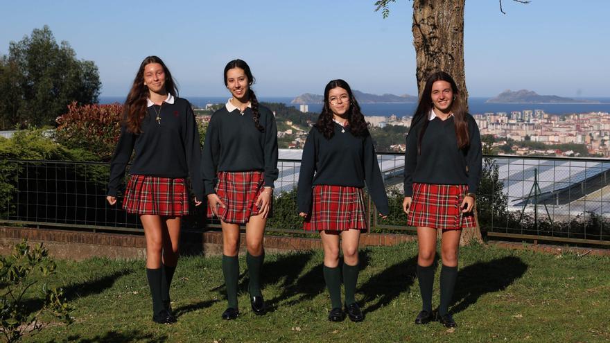 Desde la izq., Sara, Paola, Ana y Vega, en el colegio Las Acacias.
