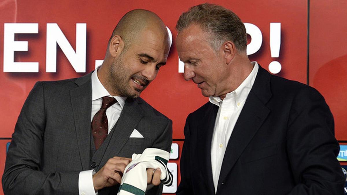 Pep Guardiola y Karl-Heinz Rummenigge, durante la presentación del técnico como nuevo entrenador del Bayern, en junio del 2013