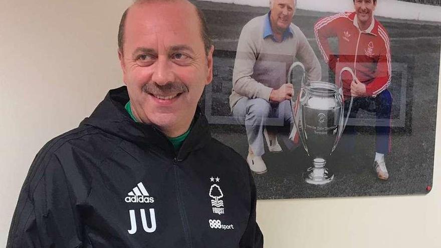 Juan José Vila, junto a una foto de Peter Taylor y Brian Clough, histórico tándem del Forest en los ochenta.