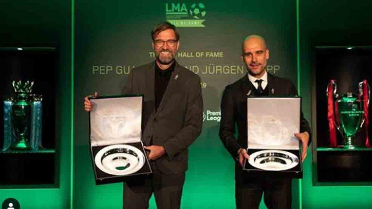 Kloop y Guardiola posando con su reconocimiento