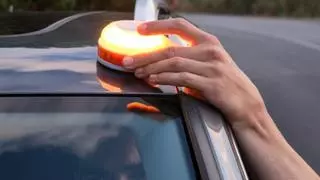 Un conocido empresario critica la baliza V16 obligatoria para los conductores en España: "Es completamente inútil"