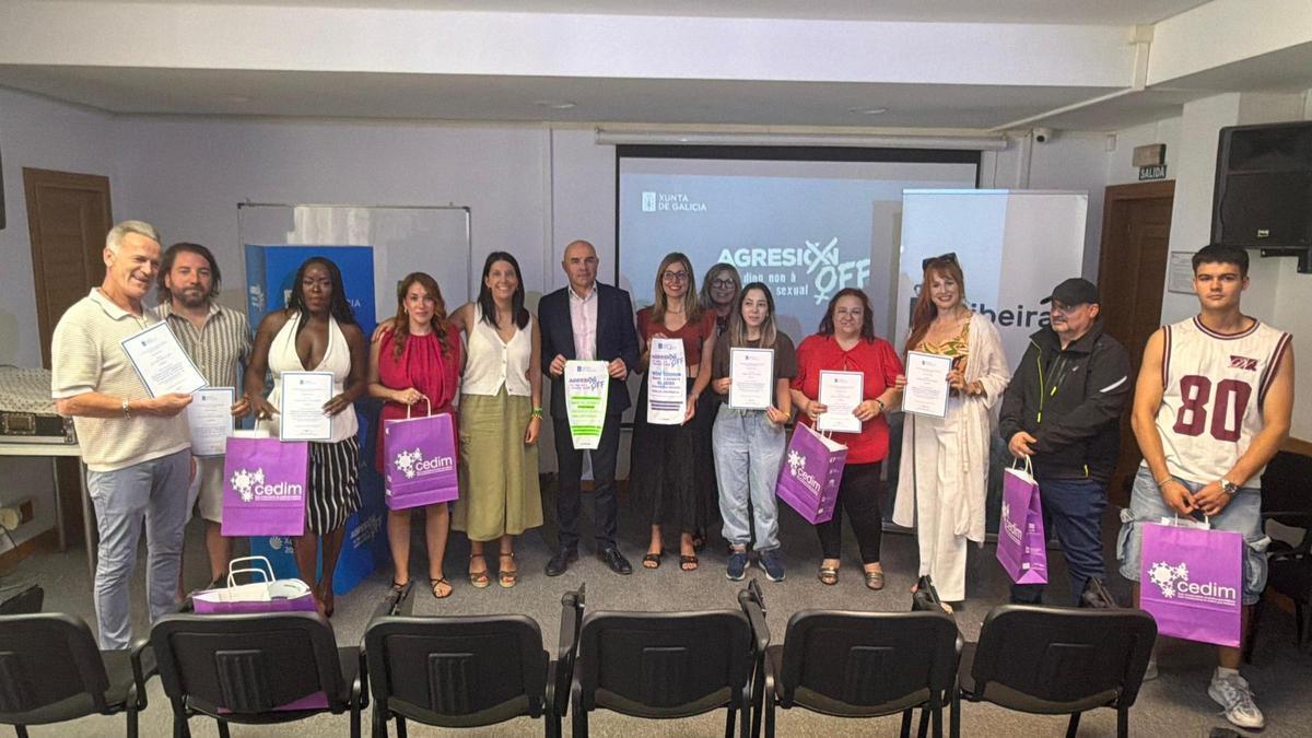 Roberto Barba, no centro, flanqueado por María Sampedro, á súa dereita, e pola edil de Cultura, Ana Barreiro, cos hostaleiros.