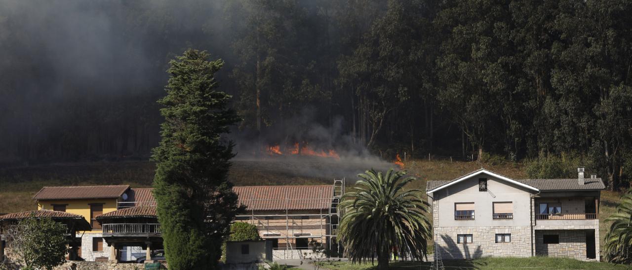 VÍDEO: Las espectaculares imágenes del incendio en el Monte Areo