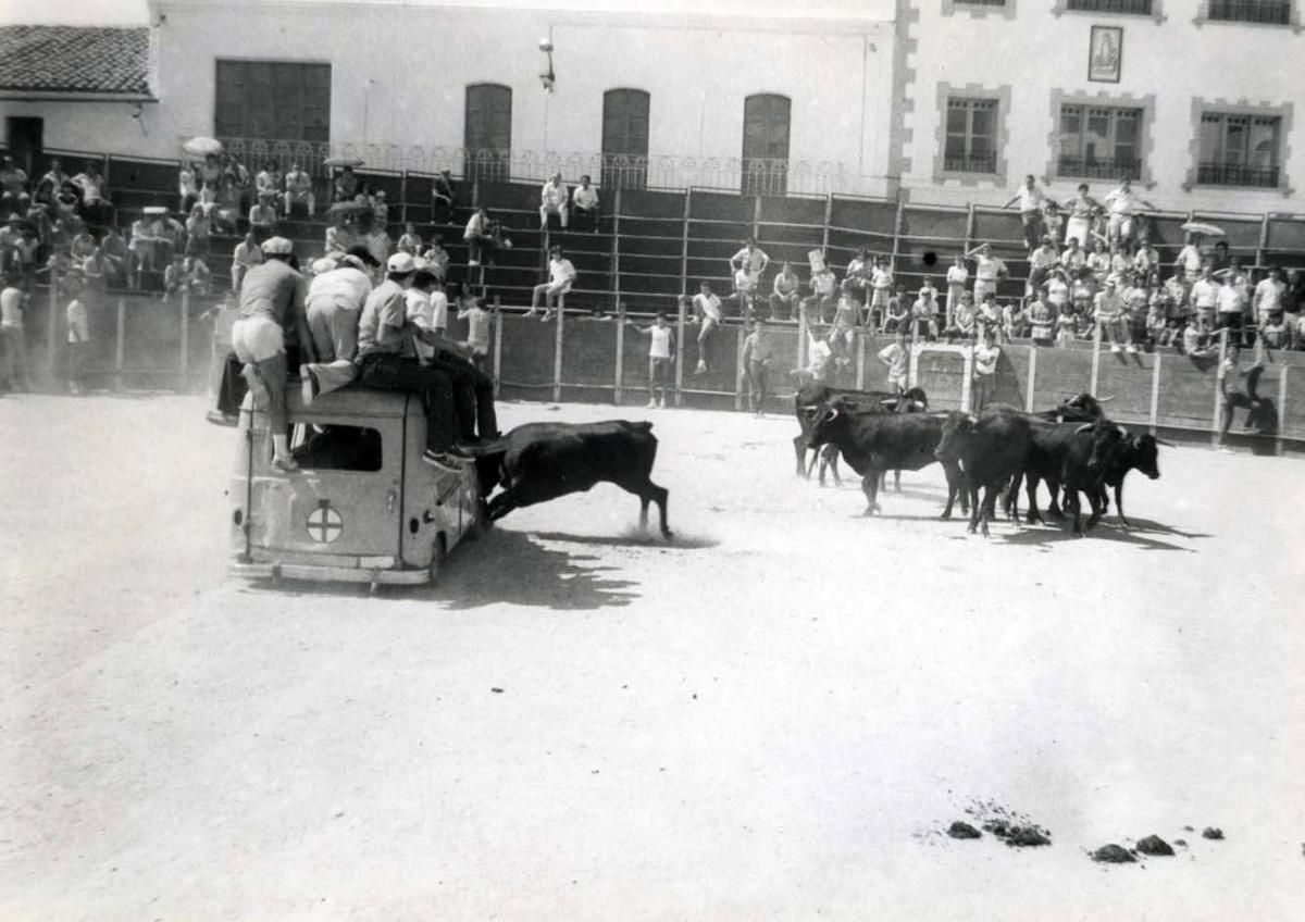 Los encierros de El Viso, en blanco y negro