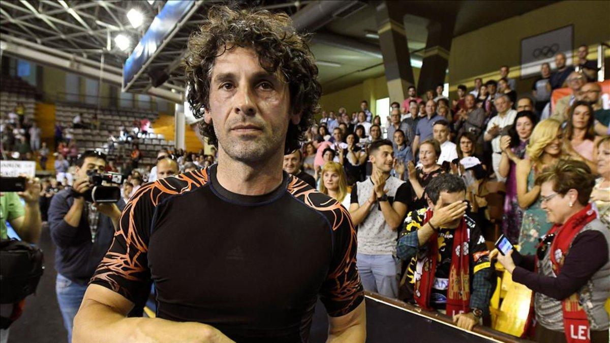 Juanín García recibió un cálido homenaje de despedida en León