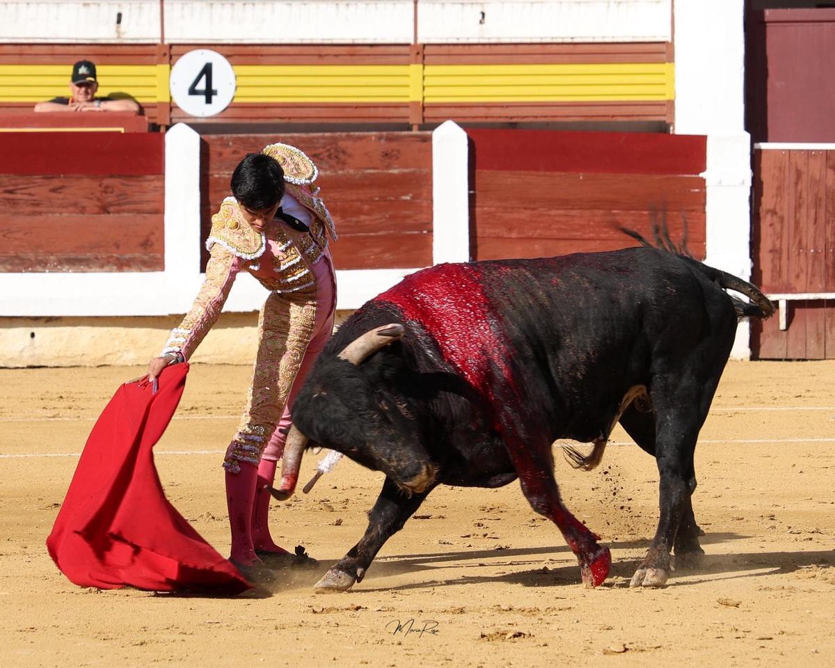 Tomás Bastos, en un lance con el primero de la tarde.