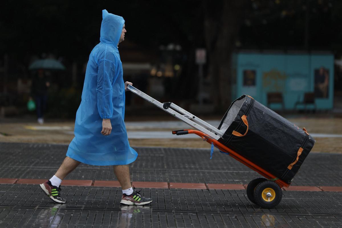 Un hombre se protege de la lluvia con un chubasquero este miércoles, 28 de enero de 2026, en Málaga