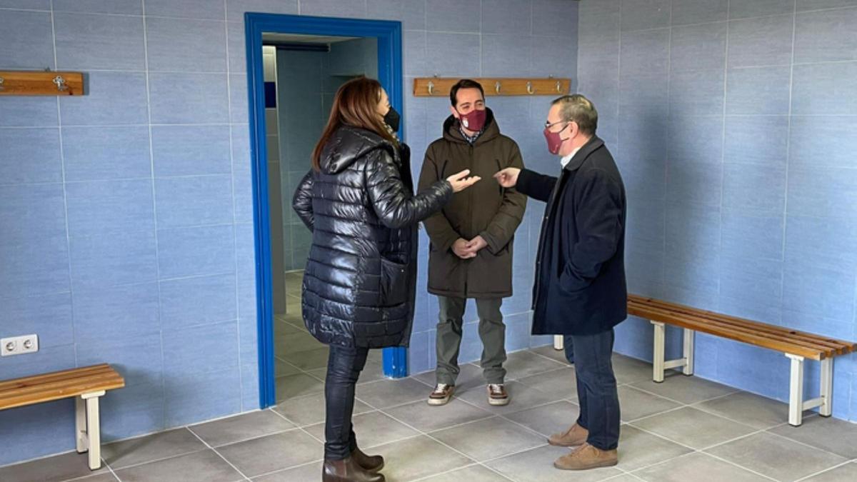 Visita del alcalde de Benavente (en el centro) y el concejal de Deportes (derecha) a los vestuarios del Luciano Rubio. / E. P.