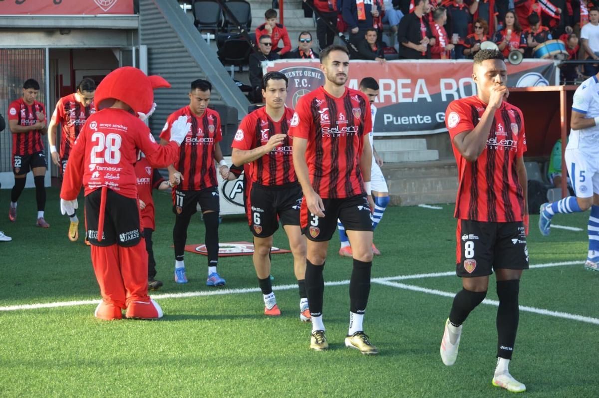 Los futbolistas del Salerm Puente Genil, en su entrada al Manuel Polinario para disputar un encuentro de esta temporada.
