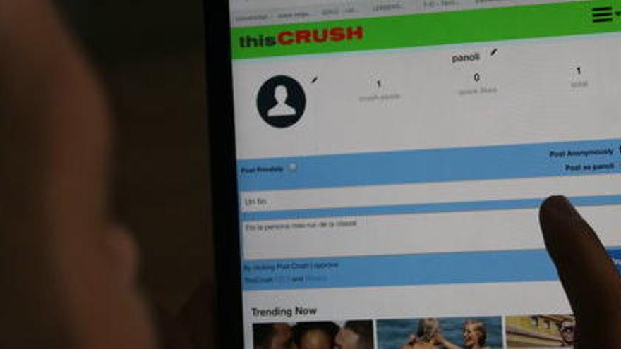 Un Ipad amb la interfície de This Crush a la pantalla