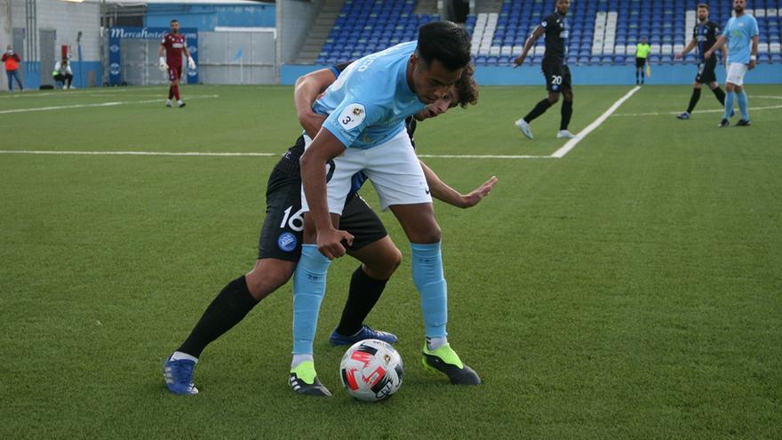 Alan Araiza, del Ciudad de Lucena, protege el balón ante un rival del Xerez Deportivo FC.