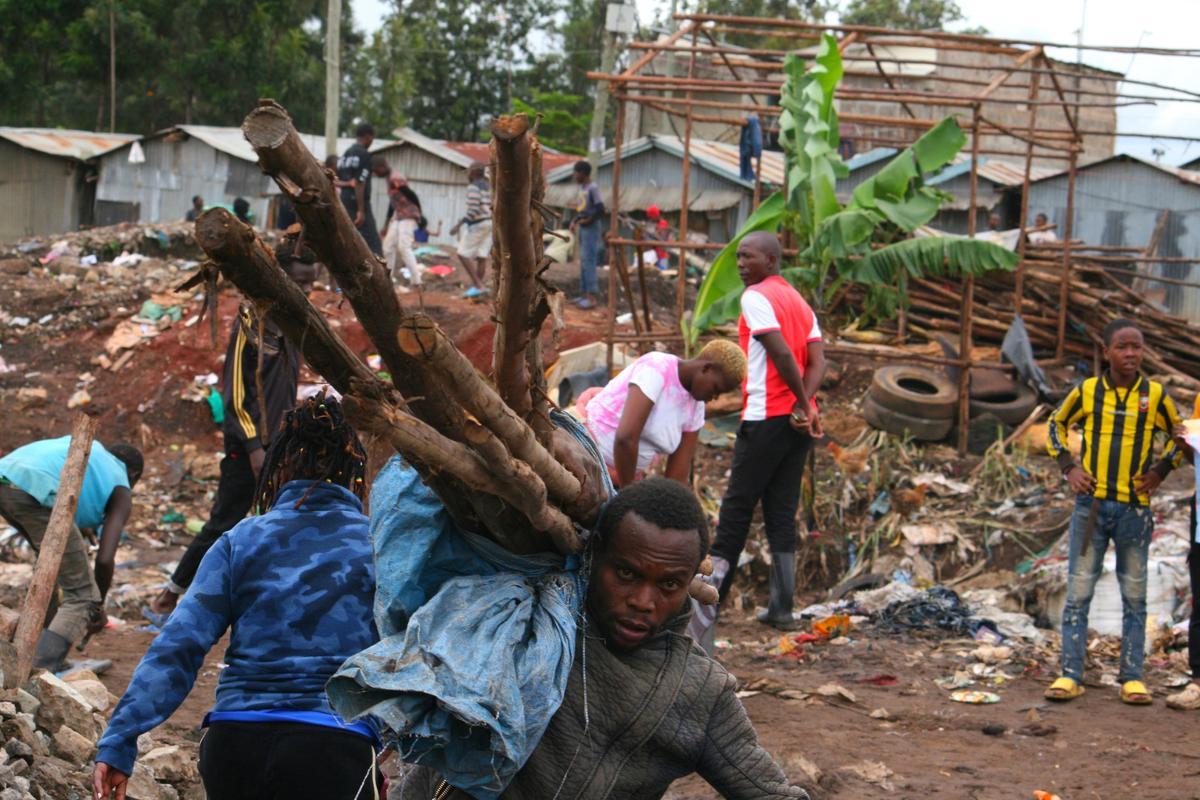 Tras devastadoras inundaciones que han dejado al menos 257 muertos en Kenia miles de vecinos de asentamientos informales han sufrido un nuevo golpe al ver sus casas demolidas por el Gobierno