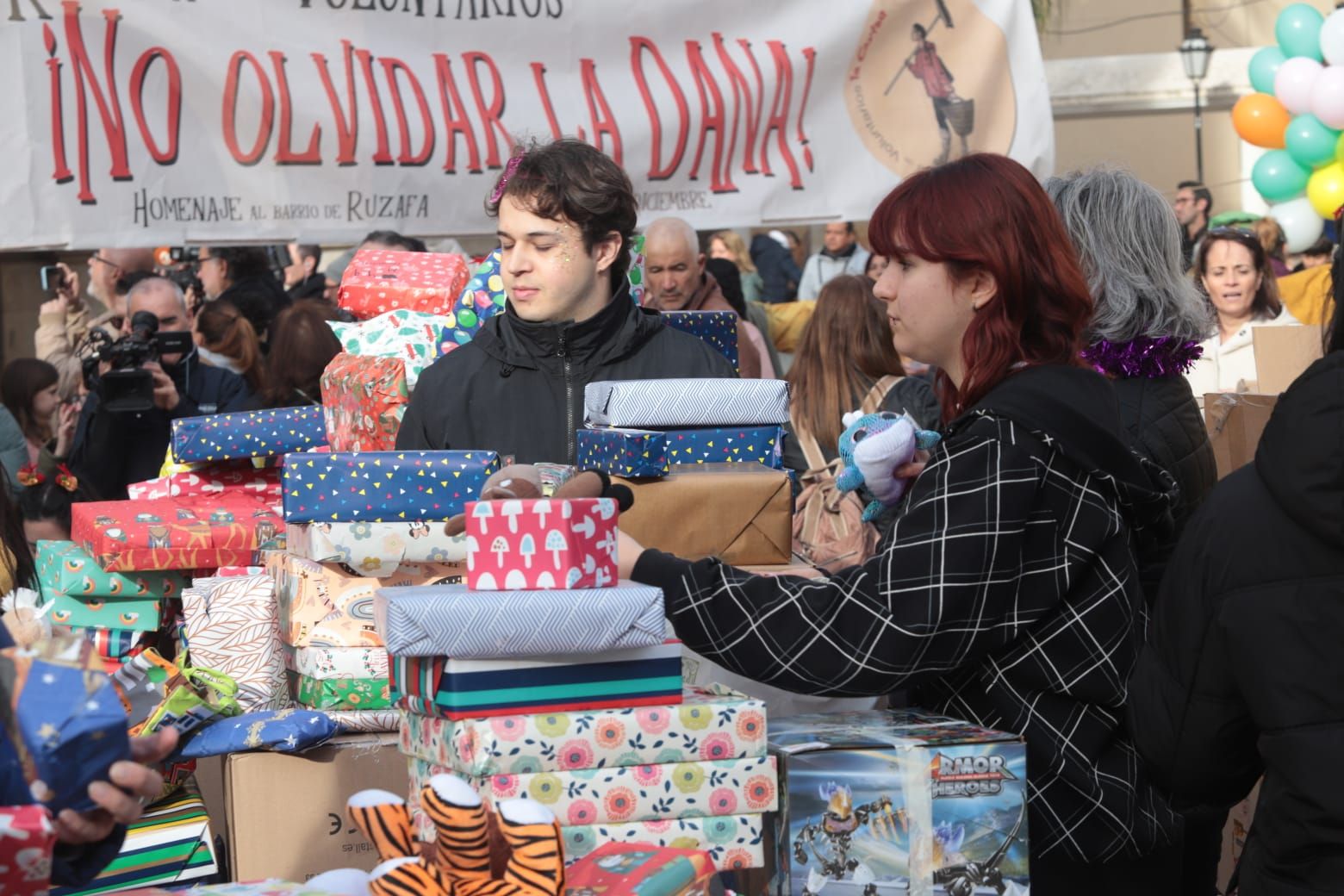 Entrega de regalos a los niños de Paiporta: los Reyes Magos en la zona cero