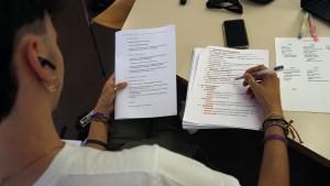 Un alumno de secundaria, estudiando para un examen en la biblioteca.