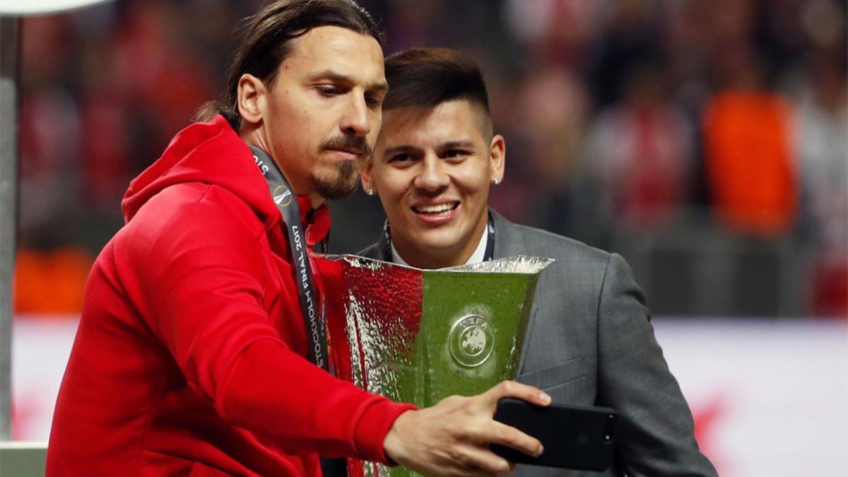 Marcos Rojo y Zlatan Ibrahimovic, en la ceremonia de la Europa League que consiguieron en 2017