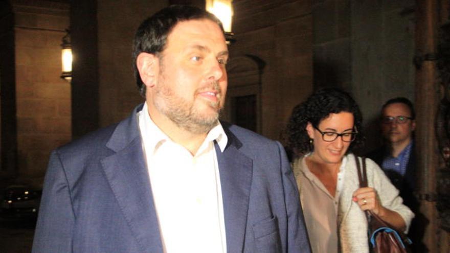 Oriol Junqueras i Marta Rovira, sortint de la reunió al Palau de la Generalitat.