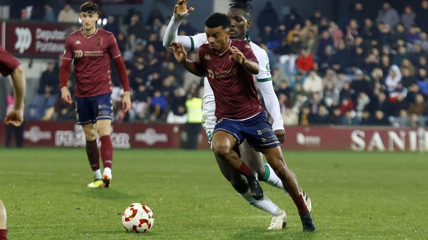 Dálisson conduce la pelota ante un rival del Getafe en el partido de Copa del Rey.