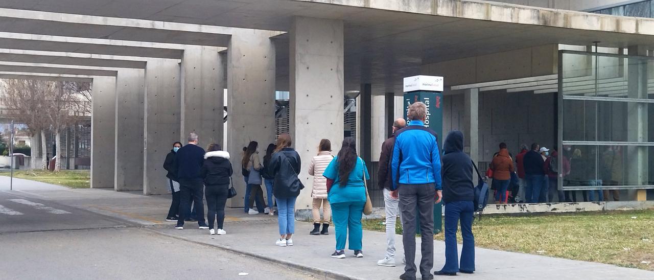 Veïns de la Marina Alta que van acudir dissabte a la vacunació sense cita prèvia a l&#039;Hospital de Dénia