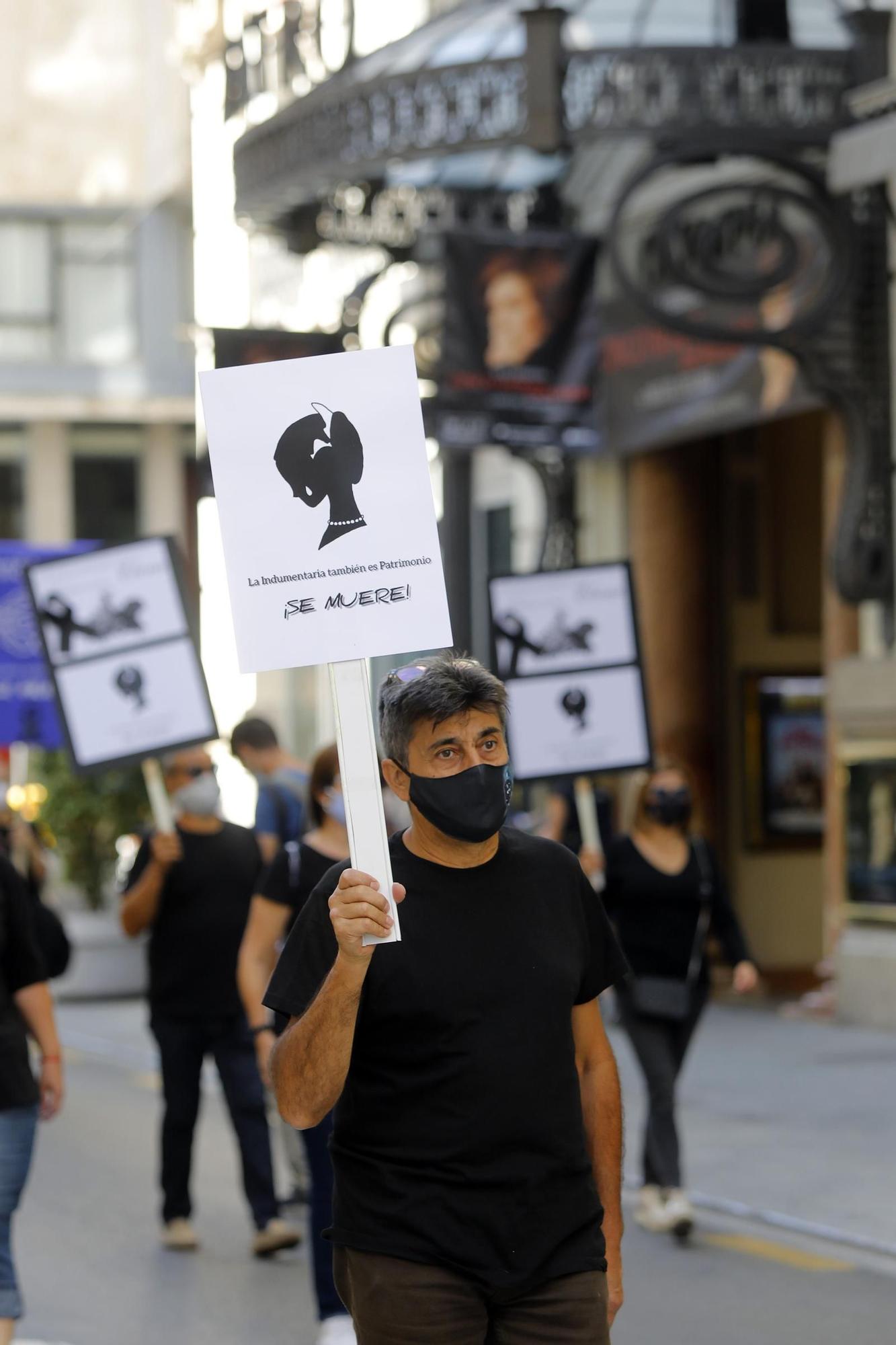 Manifestación de profesionales de la indumentaria tradicional valenciana.