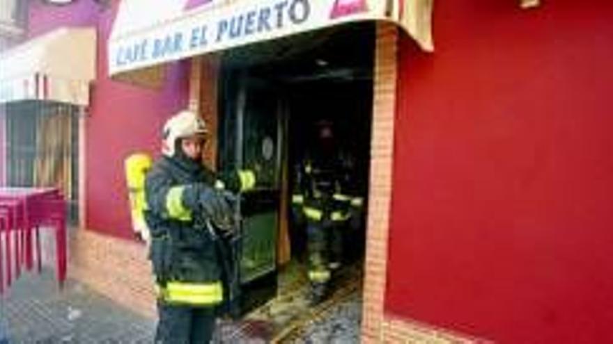 Sofocan un fuego en la cocina de un bar