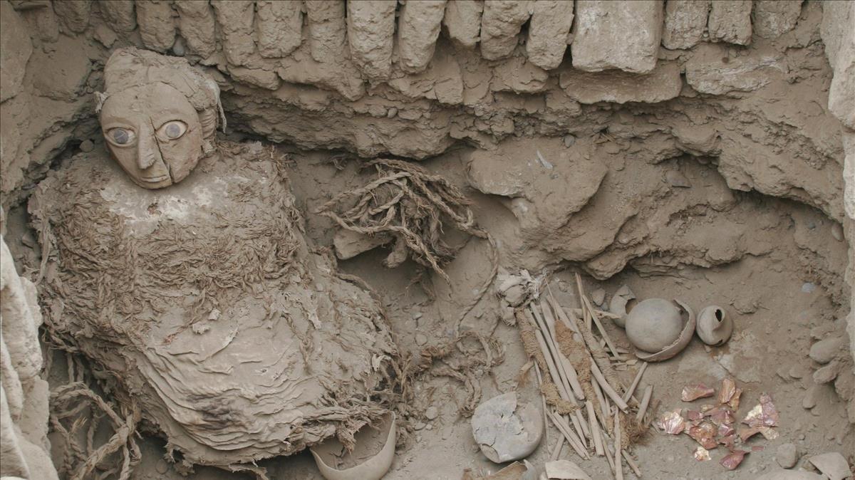 zentauroepp8880095 a mummy of the wari prehispanic culture is seen inside a rec200605173442