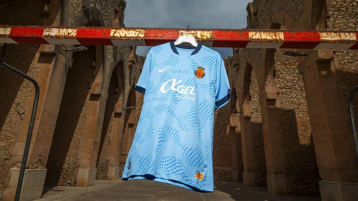 El Mallorca presenta su tercera equipación para la temporada 2026/27: "Essència"