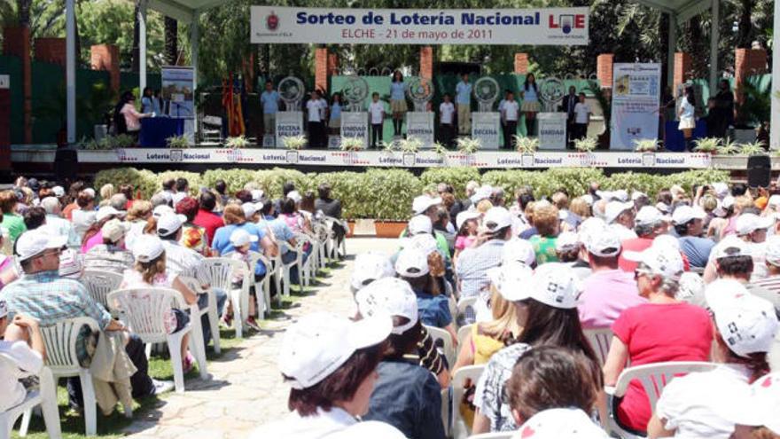 La Rotonda del Parque Municipal acogió el sorteo en el que resultó agraciado, con el segundo premio, un número vendido en La Hoya, donde se desbordó la alegría.