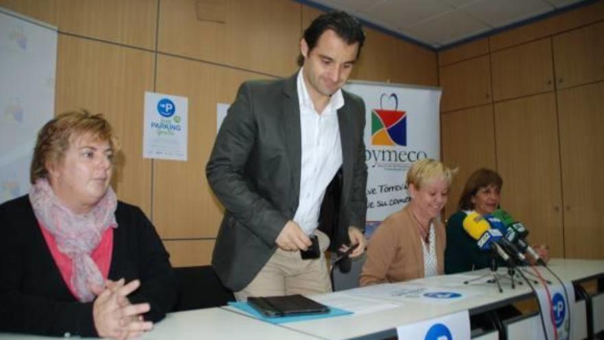 Imagen de la presentación de la iniciativa con Caridad Salmerón y Eduardo Dolón.